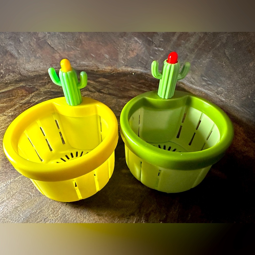 NWT 4 TOTAL STRAINERS 2 Cactus-Themed Yellow/Green + 2 Standard Silver Sink